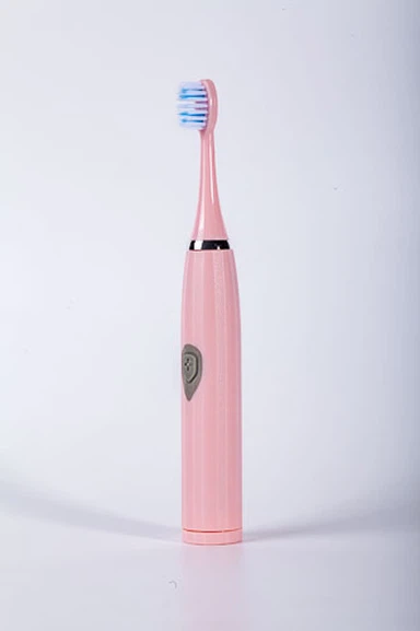 Paristokäyttöinen sähköhammasharja kielenpuhdistimella